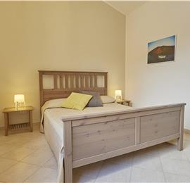 2 bedroom seaside apartments with shared pool, sleeps 4-5